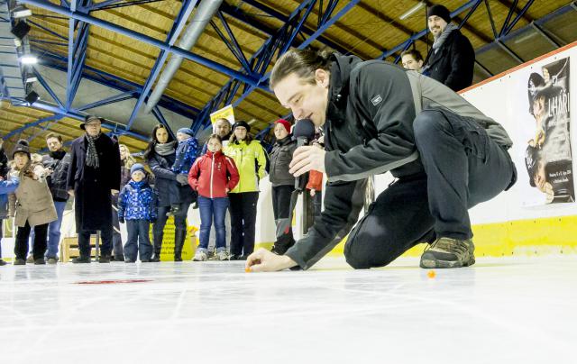 V neděli 25. ledna se v malé hale Areny Pardubice konala tradiční Kuličkiáda smíchu. Pravidla cvrnkání kuliček na ledě návštěvníkům názorně odprezentoval Ladislav Špiner, foto Radek Kalhous