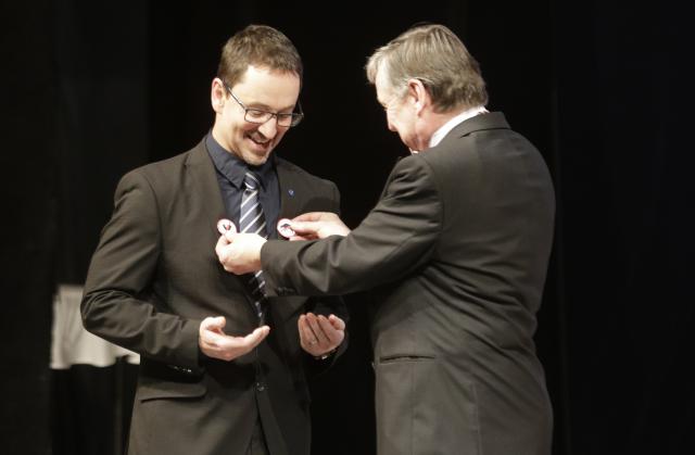 Na zahajovacím ceremoniálu nemohl chybět primátor města Martin Charvát, pod jehož záštitou se festival koná. Od ředitele divadla Petra Dohnala dostal pan primátor na památku a pro štěstí ve své nové funkci festivalové placky, foto Michal Klíma 