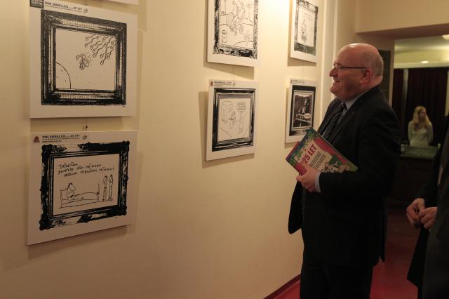 Ve foyer se ministr kultury Daniel Herman od srdce smál vtipům výstavy The Tap Tap načerno, foto Michal Klíma