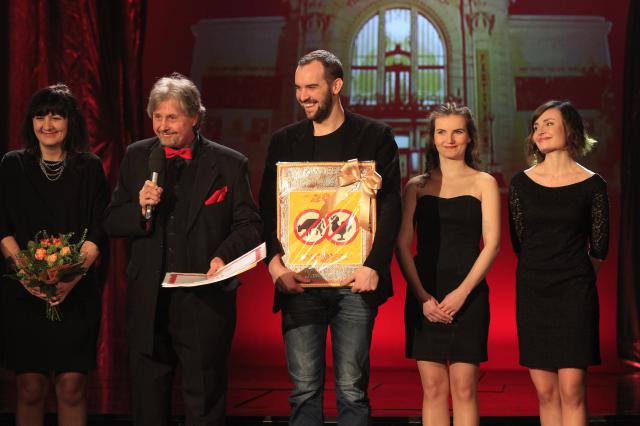 Hlavní cena festivalu – Komedie roku 2014 – putuje do Ostravy! Cenu pro inscenaci Daniela Špinara Můj romantický příběh převzali dramaturgyně divadla Ilona Smejkalová, ředitel Divadla Petra Bezruče Jiří Krejčí a herec Ondřej Brett. Foto Michal Klíma